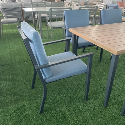 カスタマイズできる色 屋外庭家具 アルミニウムラタン ソファ 贅沢なテーブル用