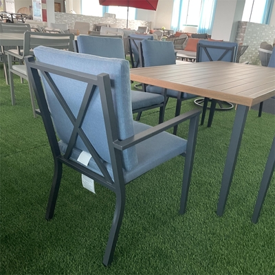 カスタマイズできる色 屋外庭家具 アルミニウムラタン ソファ 贅沢なテーブル用